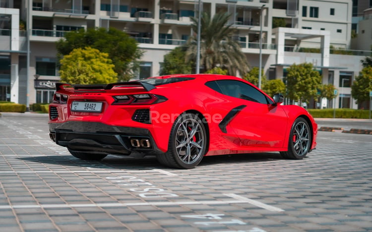 أحمر Chevrolet Corvette C8 Spyder للإيجار في أبو ظبي 2