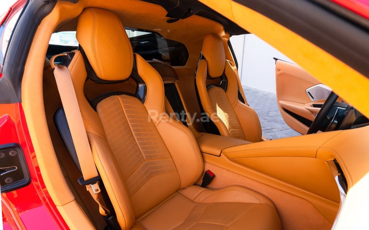 أحمر Chevrolet Corvette C8 Spyder للإيجار في دبي 7