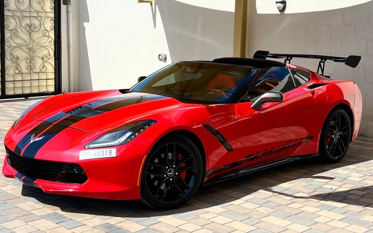 Rouge Chevrolet Corvette Stingray en location à Dubai