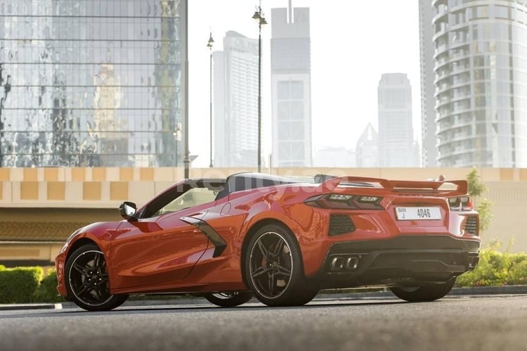 Rosso Chevrolet Corvette in affitto a Abu-Dhabi 1