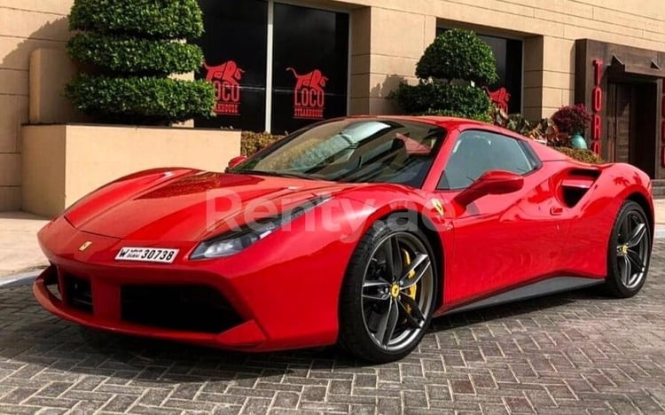 rojo Ferrari 488 Spider en alquiler en Dubai