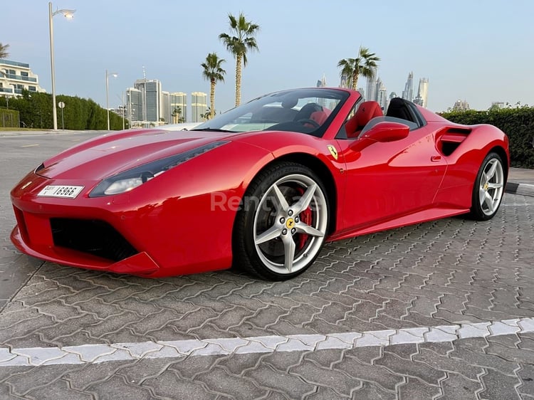 rojo Ferrari 488 Spyder en alquiler en Sharjah 1