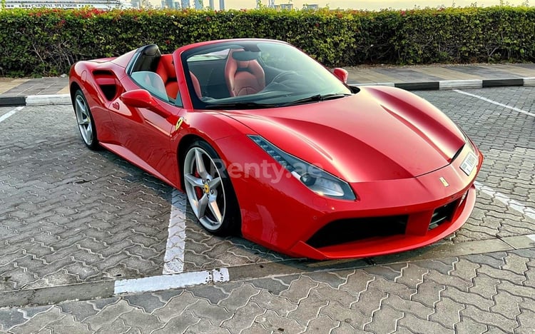 أحمر Ferrari 488 Spyder للإيجار في دبي