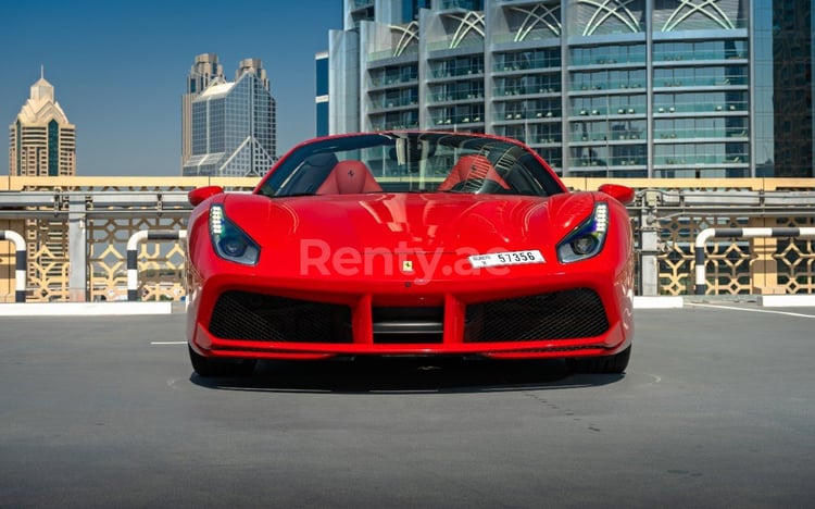 أحمر Ferrari 488 Spyder للإيجار في الشارقة 1