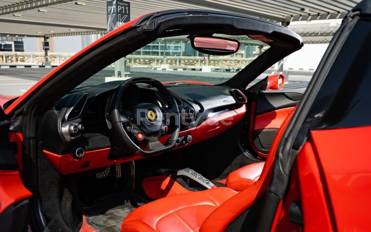 rojo Ferrari 488 Spyder en alquiler en Abu-Dhabi 3