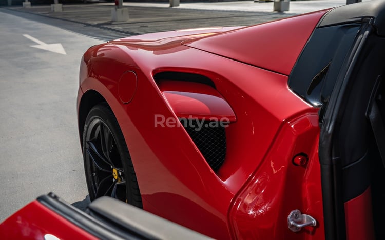 Rosso Ferrari 488 Spyder in affitto a Dubai 6