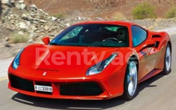 rojo Ferrari 488 GTB en alquiler en Sharjah