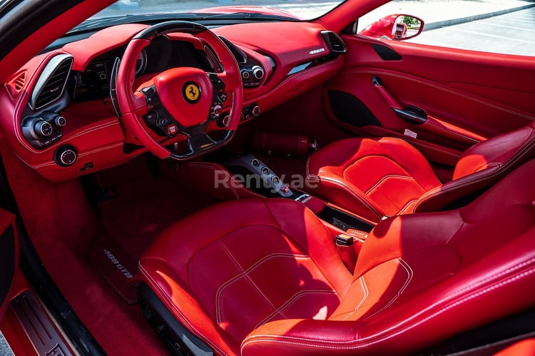 Rouge Ferrari 488 GTB en location à Sharjah 2