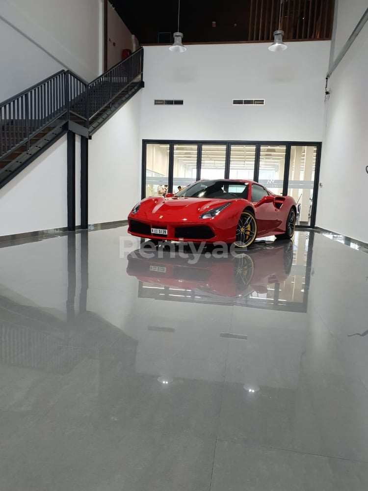 rojo Ferrari 488 Spider en alquiler en Abu-Dhabi 1