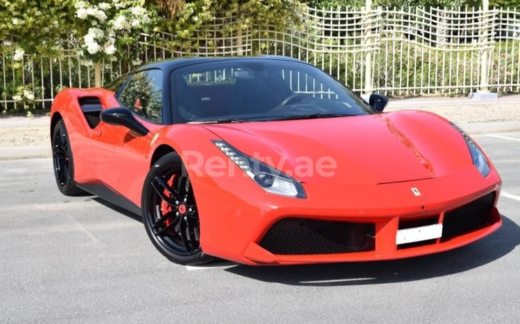 أحمر Ferrari 488 Spider للإيجار في دبي