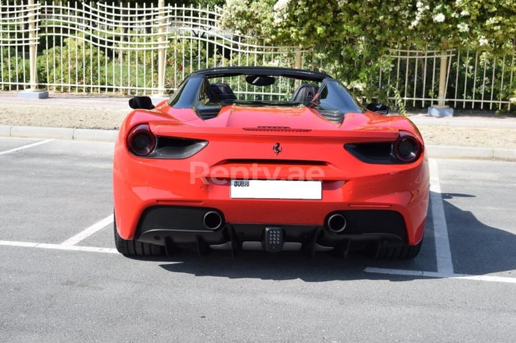 Rosso Ferrari 488 Spider in affitto a Sharjah 1