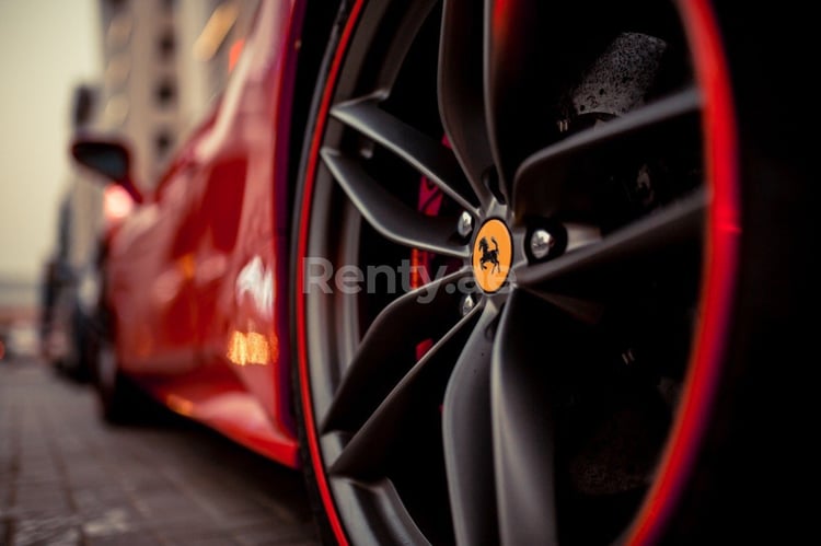 Rosso Ferrari 488 GTB in affitto a Abu-Dhabi 0