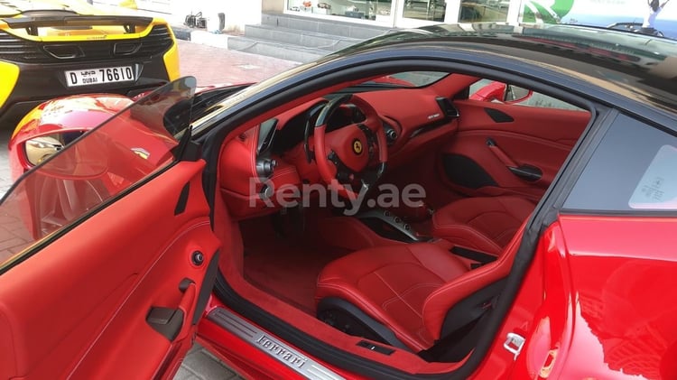 أحمر Ferrari 488 GTB للإيجار في أبو ظبي 1