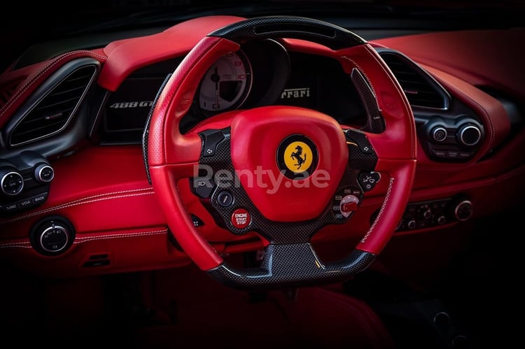 rojo Ferrari 488 GTB en alquiler en Dubai 2