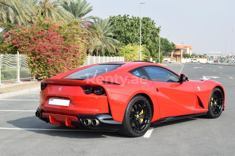 Rosso Ferrari 812 Superfast in affitto a Sharjah 1