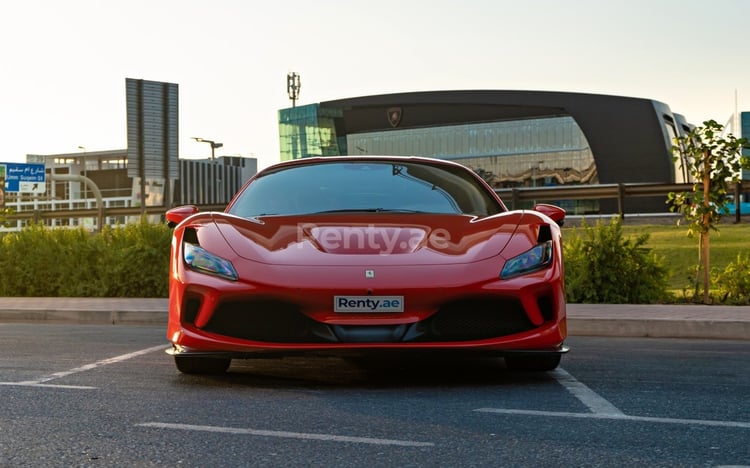 Rouge Ferrari F8 Tributo Spider en location à Dubai