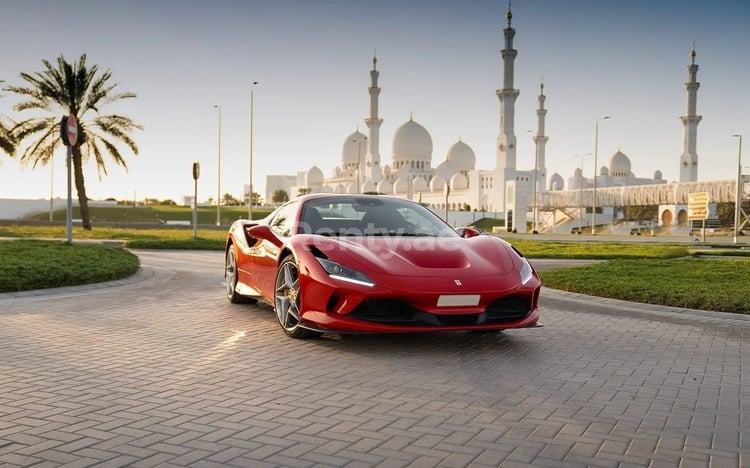 Rouge Ferrari F8 Tributo Spyder en location à Dubai