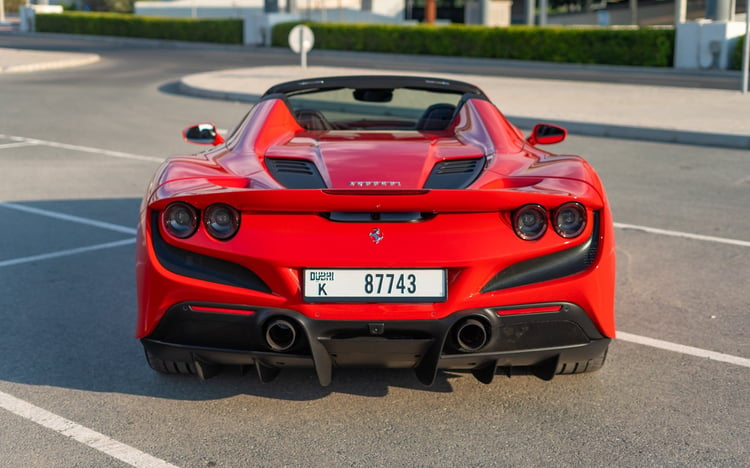 rojo Ferrari F8 Tributo Spyder en alquiler en Dubai 3