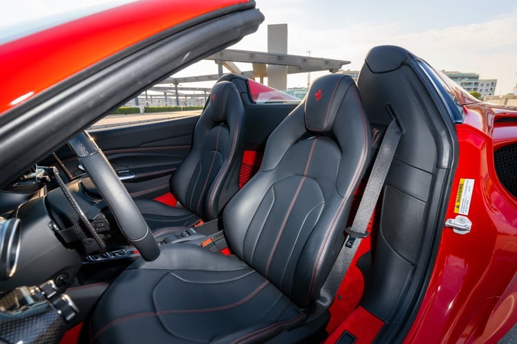 rojo Ferrari F8 Tributo Spyder en alquiler en Dubai 4