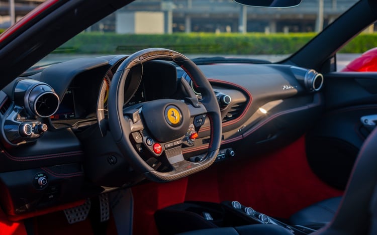 Rouge Ferrari F8 Tributo Spyder en location à Abu-Dhabi 5