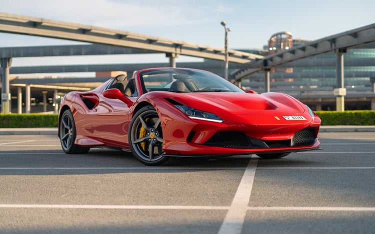 Rouge Ferrari F8 Tributo Spyder en location à Abu-Dhabi