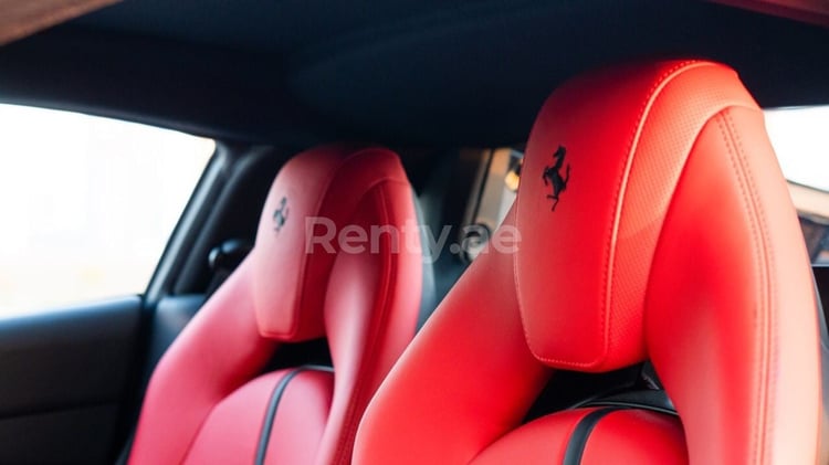 Rouge Ferrari F8 Tributo en location à Sharjah 2