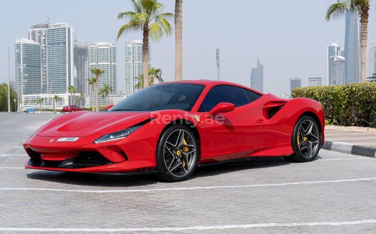 Rouge Ferrari F8 Tributo en location à Sharjah