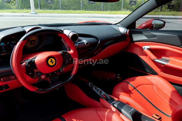 Rouge Ferrari F8 Tributo en location à Sharjah 0