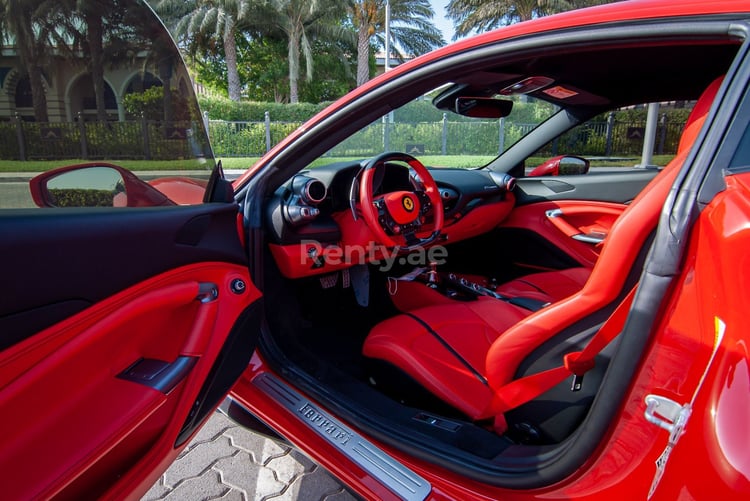 rojo Ferrari F8 Tributo en alquiler en Abu-Dhabi 6