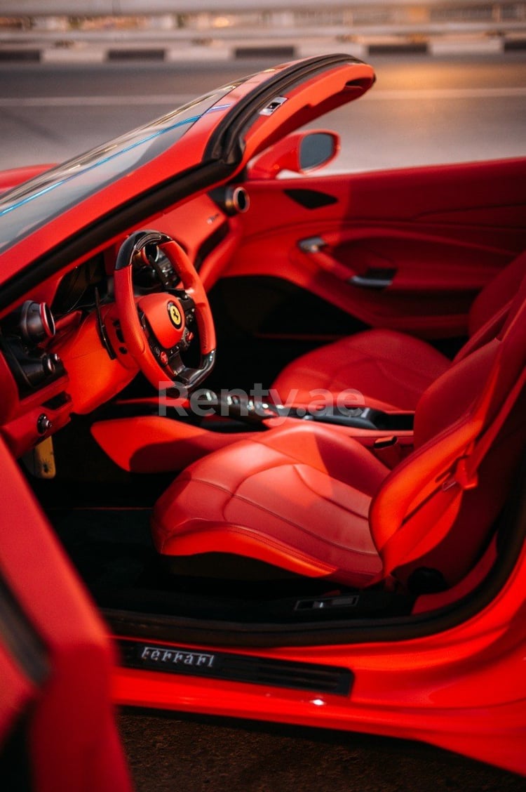 rojo Ferrari F8 Tributo Spyder en alquiler en Abu-Dhabi 4