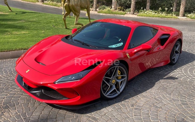 Rouge Ferrari F8 Tributo en location à Sharjah