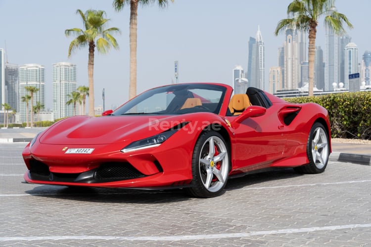 Rouge Ferrari F8 Tributo Spyder en location à Abu-Dhabi 5