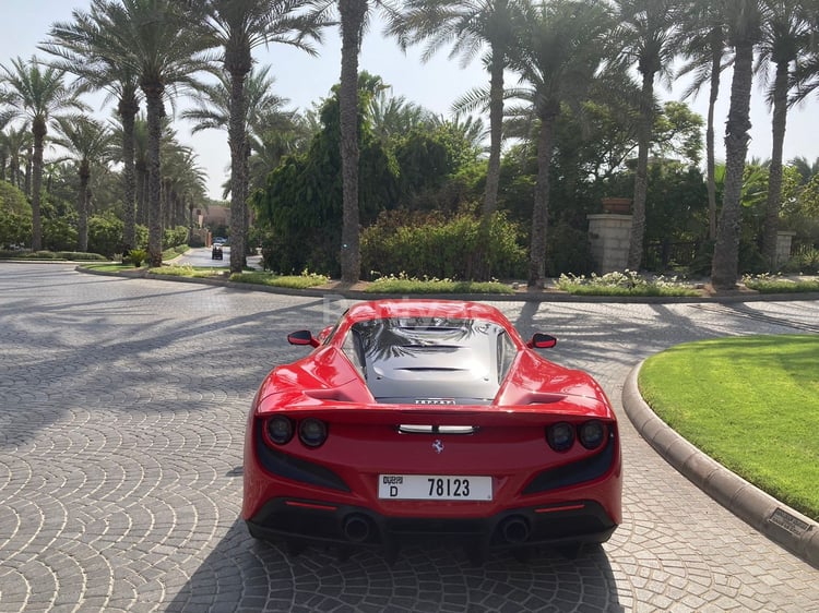 Rouge Ferrari F8 Tributo en location à Abu-Dhabi 0