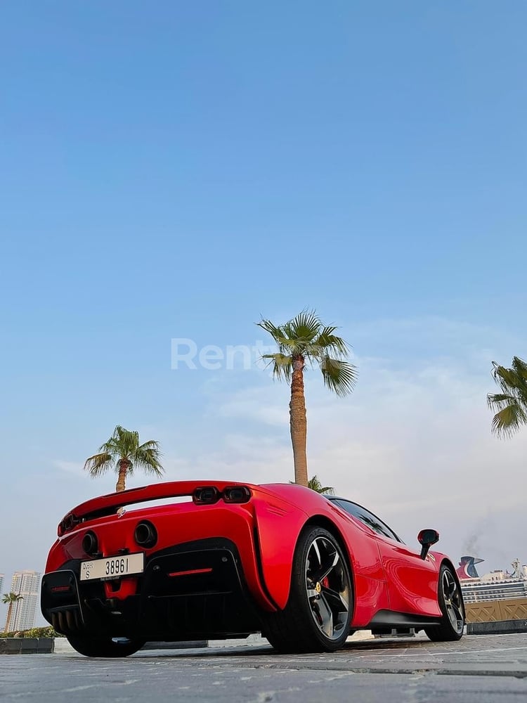 rojo Ferrari SF90 en alquiler en Dubai 1