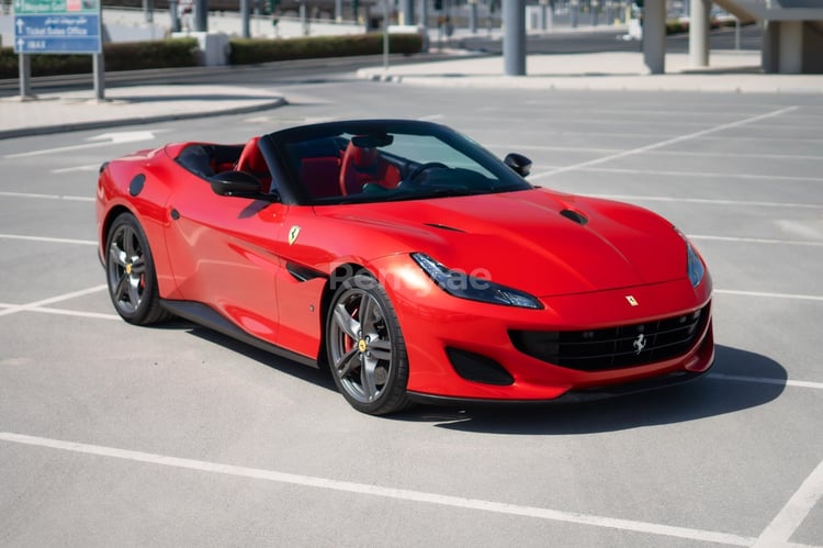 Rot Ferrari Portofino Rosso BLACK ROOF zur Miete in Dubai 0