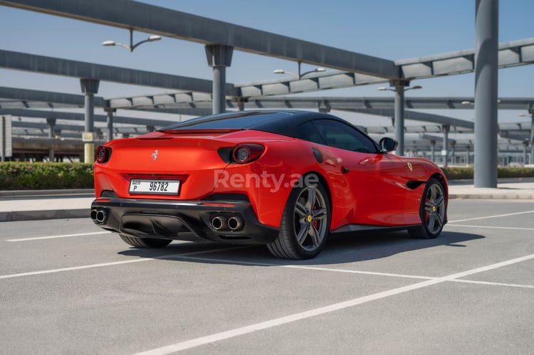 在阿布扎比租赁红色 Ferrari Portofino Rosso BLACK ROOF 2