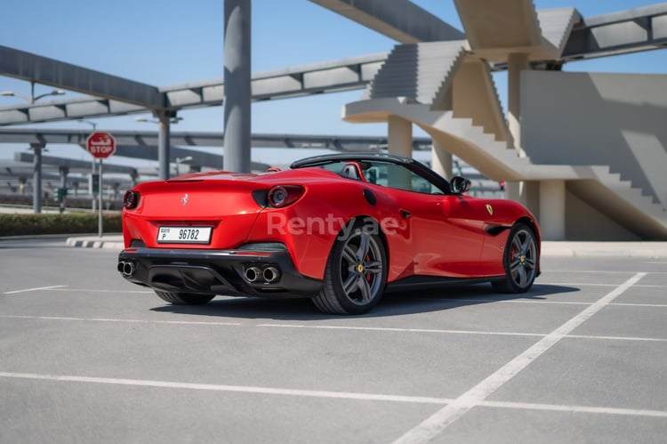 Rouge Ferrari Portofino Rosso BLACK ROOF en location à Dubai 3