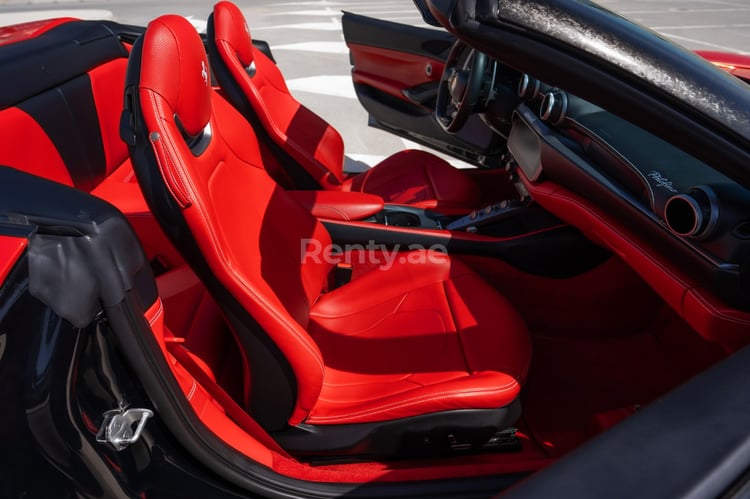 Rosso Ferrari Portofino Rosso BLACK ROOF in affitto a Dubai 5