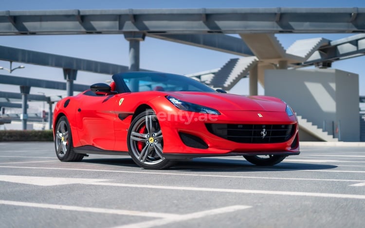 Rouge Ferrari Portofino Rosso BLACK ROOF en location à Abu-Dhabi