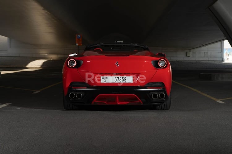 Rot Ferrari Portofino Rosso RED ROOF zur Miete in Dubai 1