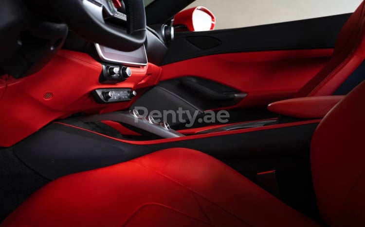 أحمر Ferrari Portofino Rosso RED ROOF للإيجار في أبو ظبي 4