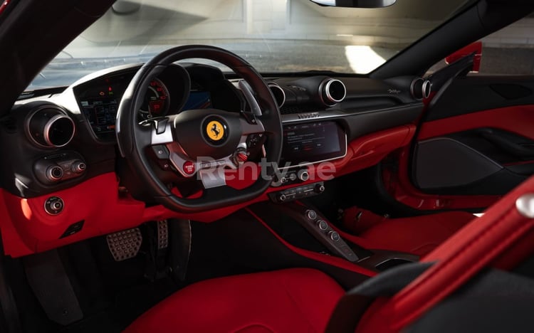 Rot Ferrari Portofino Rosso RED ROOF zur Miete in Abu-Dhabi 5