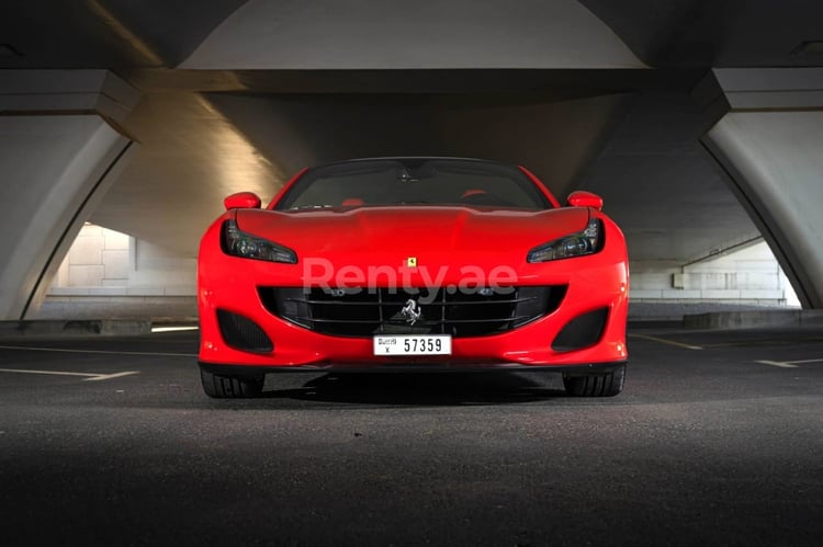 Rot Ferrari Portofino Rosso RED ROOF zur Miete in Sharjah 6