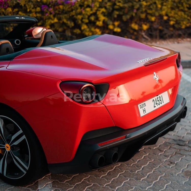 Rouge Ferrari Portofino Rosso en location à Abu-Dhabi 2