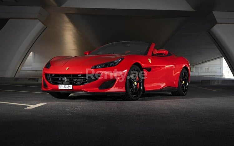 Rot Ferrari Portofino Rosso RED ROOF zur Miete in Abu-Dhabi