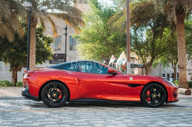 Rouge Ferrari Portofino Rosso en location à Dubai 2