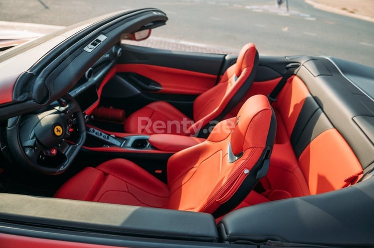 在迪拜租赁红色 Ferrari Portofino Rosso 3