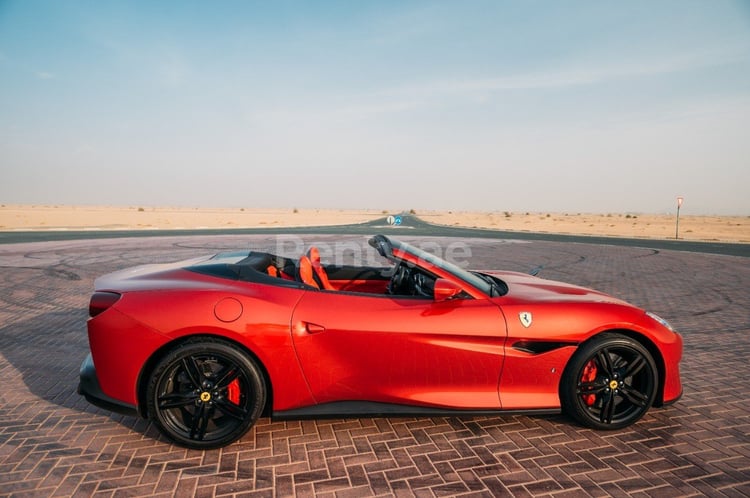 Rouge Ferrari Portofino Rosso en location à Abu-Dhabi 4