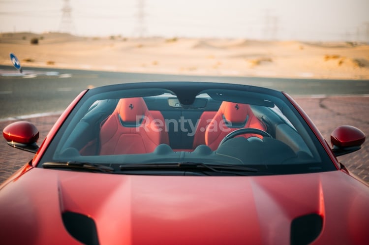 Rosso Ferrari Portofino Rosso in affitto a Sharjah 5