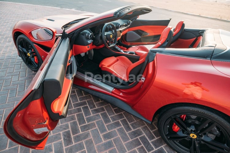 Rouge Ferrari Portofino Rosso en location à Abu-Dhabi 6